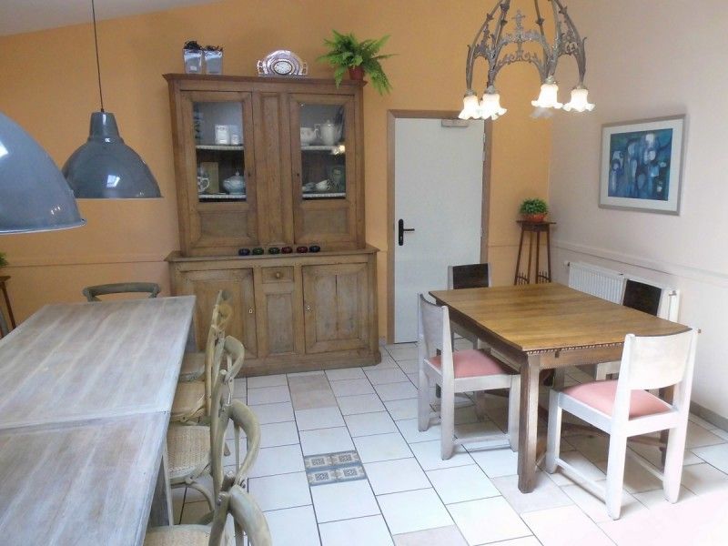 Eetkamer met antieke kast in La Terra vakantiehuis, Durbuy, Ardennen.