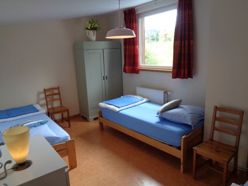 Lichte slaapkamer in La Terra vakantiehuis Durbuy, met uitzicht op de natuur.