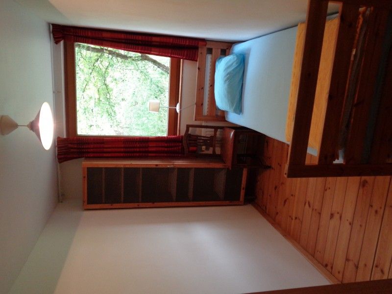 Eenpersoonskamer in La Terra vakantiehuis Durbuy, met uitzicht op de tuin.
