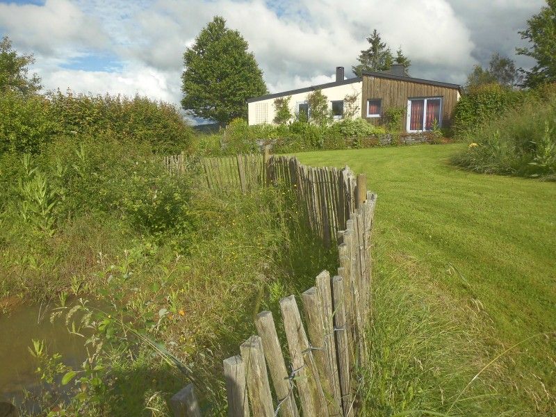 La Terra vakantiehuis Durbuy, omgeven door weelderige natuur en tuin.