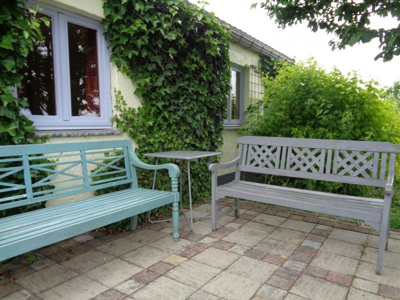 Veranda met zitbanken bij La Terra vakantiehuis, Durbuy, perfect voor rust.