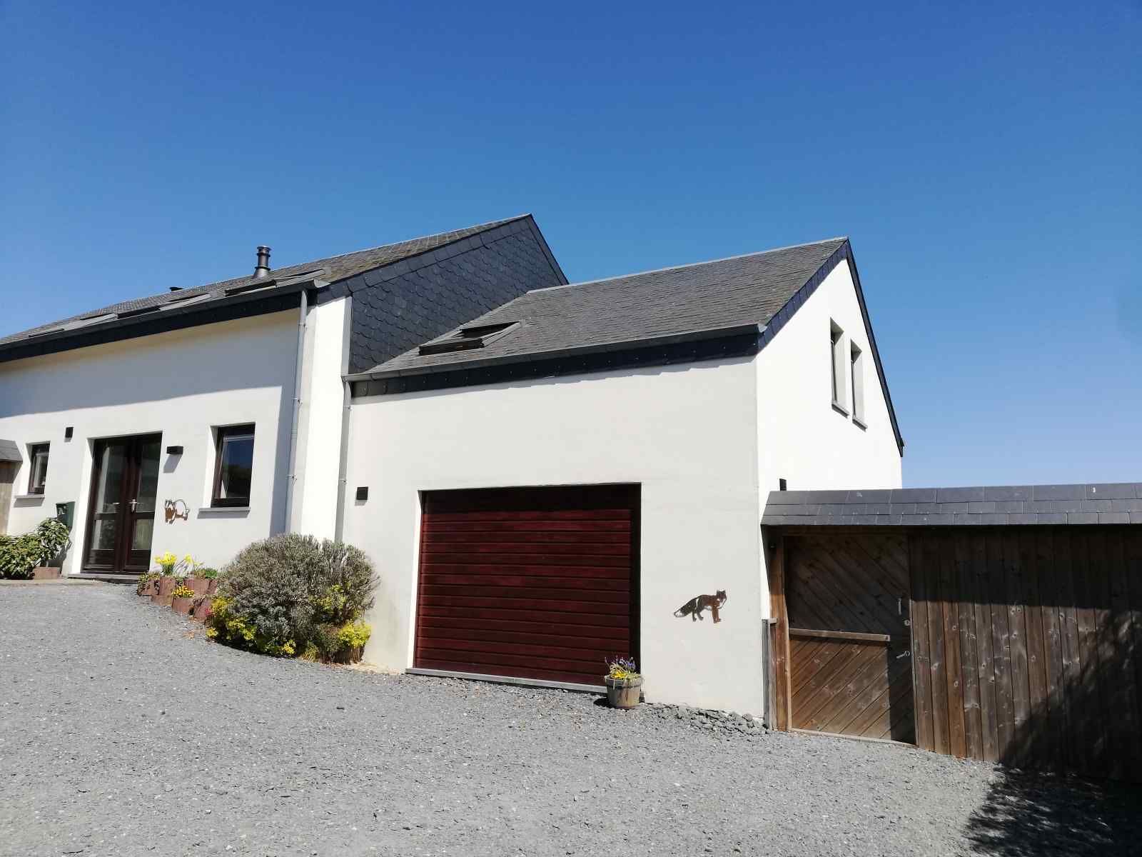 Vakantiehuis ARD118 in La Roche-en-Ardenne, Ardennen, Belgie met moderne architectuur en ruime oprit in een rustige omgeving.