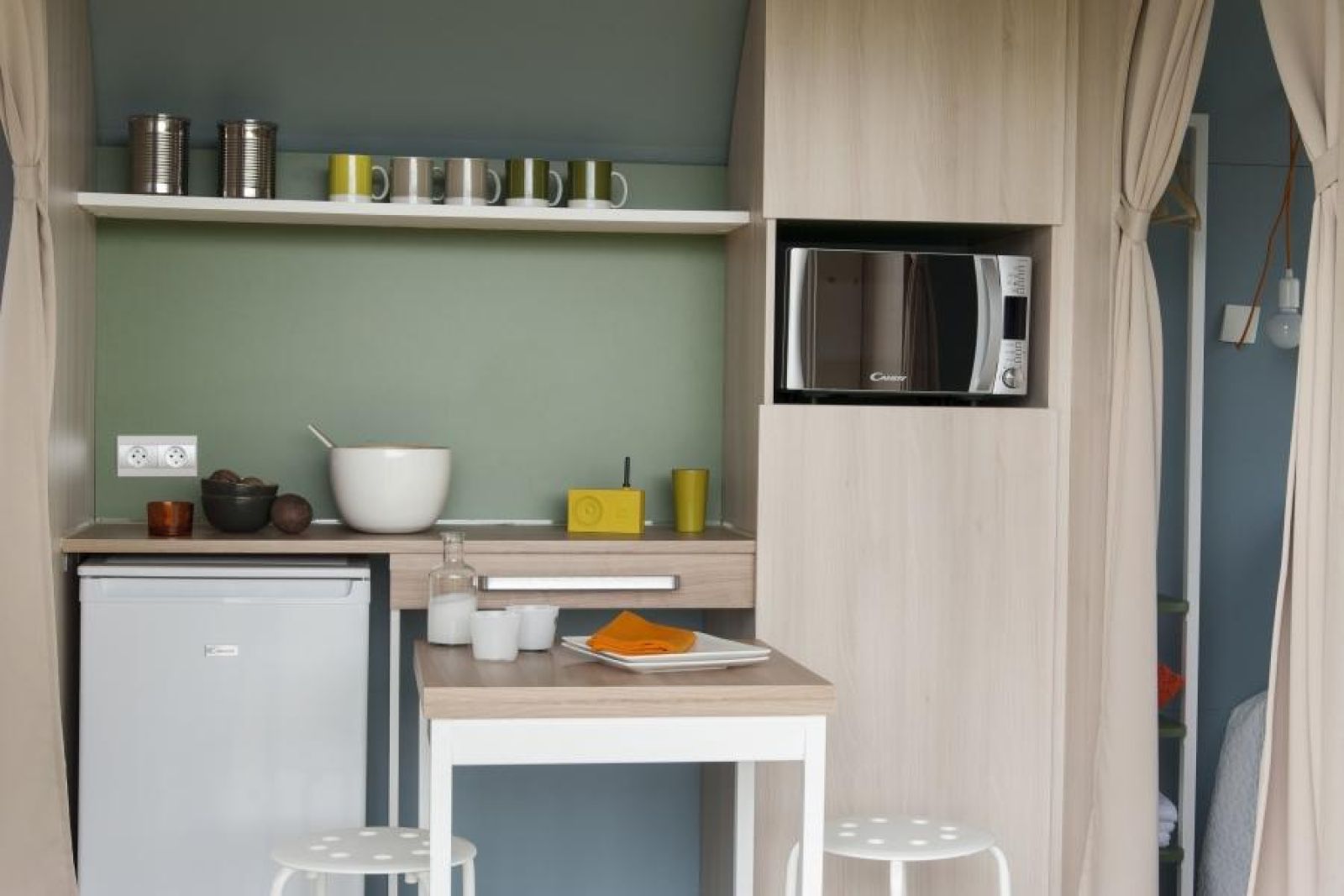 Knusse kitchenette in Coco Sweet tenthuis, La Roche-en-Ardenne, Ardennen. Geniet van comfort en natuur in deze unieke Belgische glamping lodge.