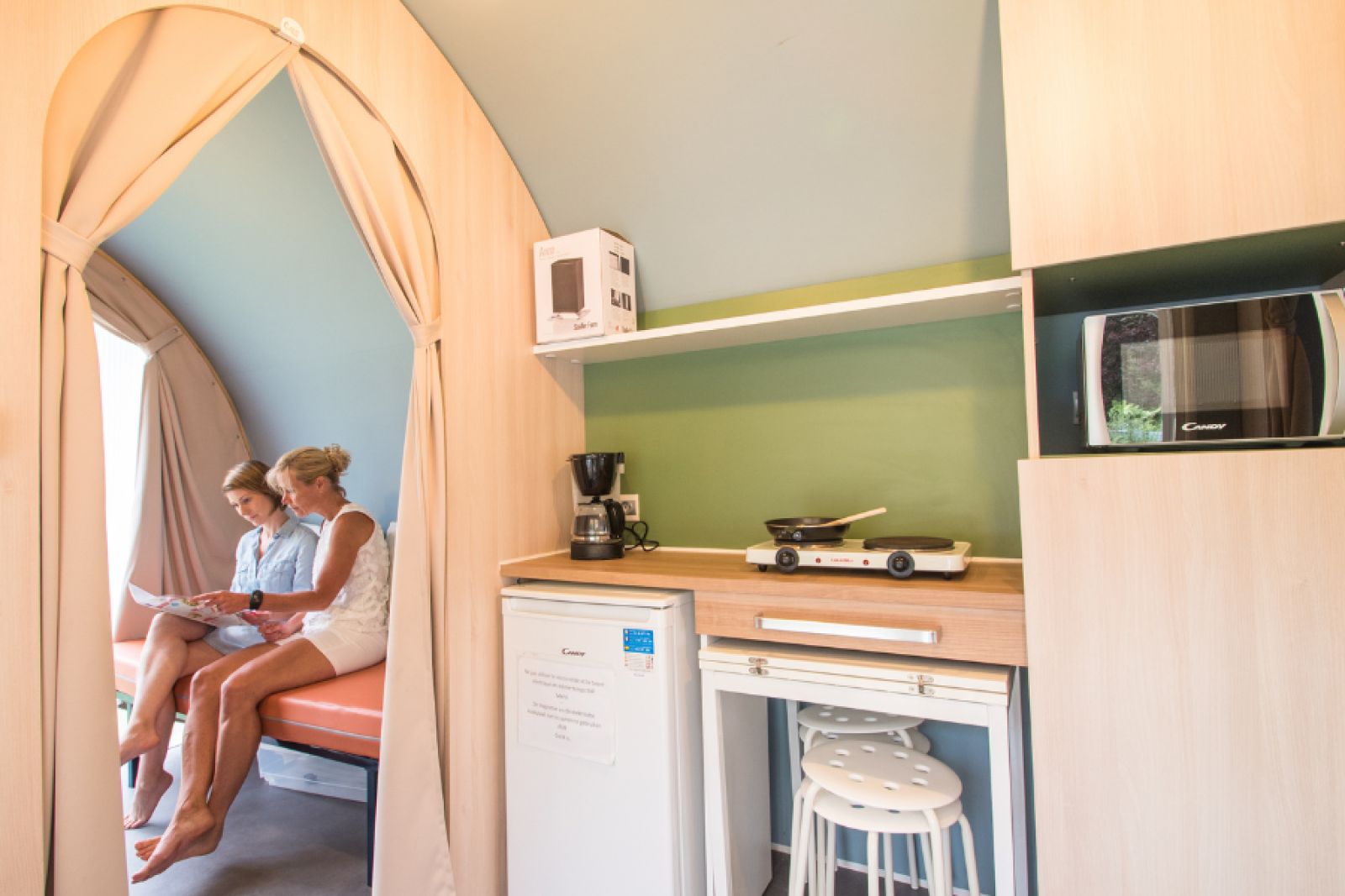 Ontspannen binnenruimte van Coco Sweet tenthuis in La Roche-en-Ardenne, Ardennen, Belgie met kitchenette en gezellige zithoek.