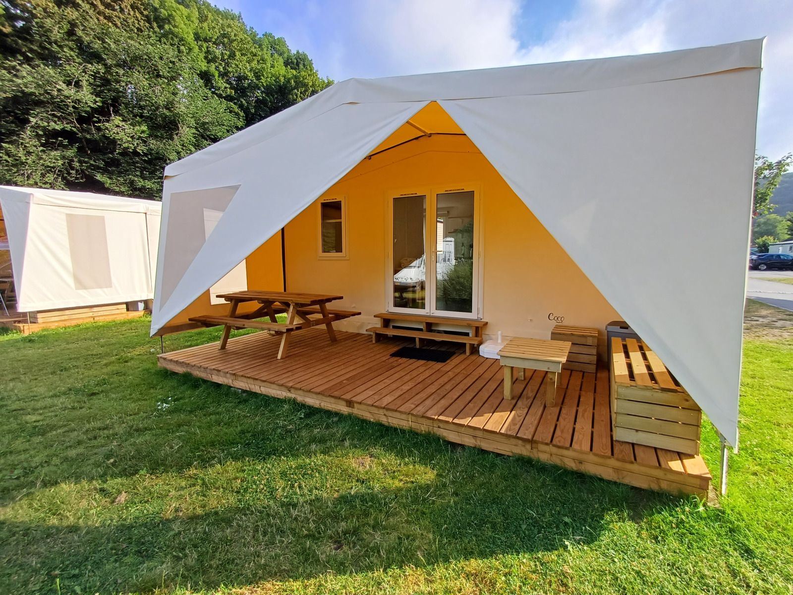 Coco Sweet met badkamer, een charmant tenthuis in La Roche-en-Ardenne, Ardennen, Belgie, met uitnodigend terras en groene omgeving.