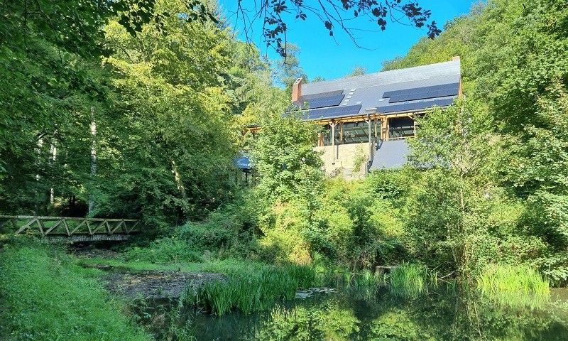 Villa Natura in La Roche-en-Ardenne, een modern vakantiehuis omringd door de groene natuur van de Ardennen, Belgie.