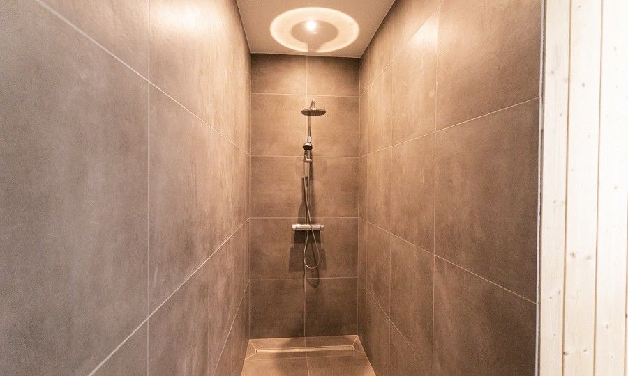 Gezellige woonkamer van Villa Natura, vakantiehuis in La Roche-en-Ardenne, Ardennen, Belgie, met comfortabele zithoek en houten interieur.