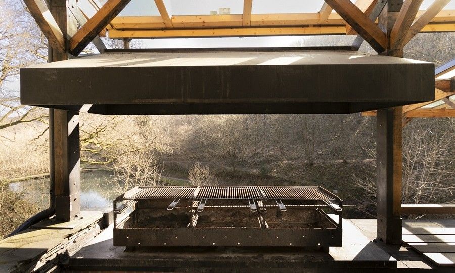 Moderne keuken in Villa Natura, een vakantiehuis in La Roche-en-Ardenne, Ardennen, met stijlvolle inrichting en uitzicht op de natuur.