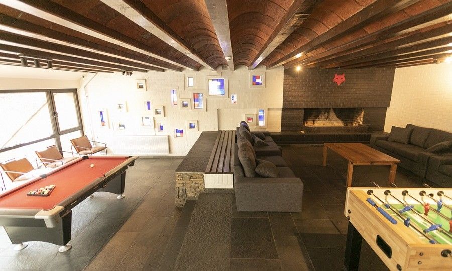 Moderne badkamer in Villa Natura, een vakantiehuis in La Roche-en-Ardenne, Ardennen, Belgie, met luxe douche en stijlvolle wastafel.