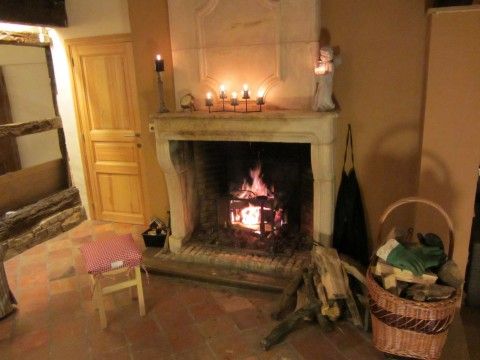 Gezellige open haard in Belle Campagne, vakantiehuis in Erezee, Ardennen, Belgie, perfect voor winteravonden.