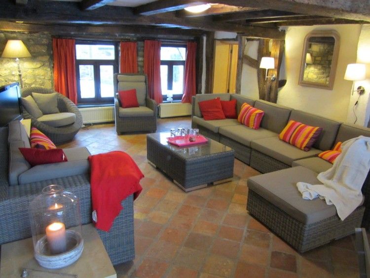 Ruime woonkamer in Belle Campagne, vakantiehuis in Erezee, Ardennen, Belgie, met comfortabele zitplaatsen.