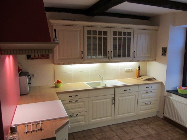 Volledig uitgeruste keuken in Belle Campagne vakantiehuis, Erezee, Ardennen, Belgie, voor culinaire liefhebbers.