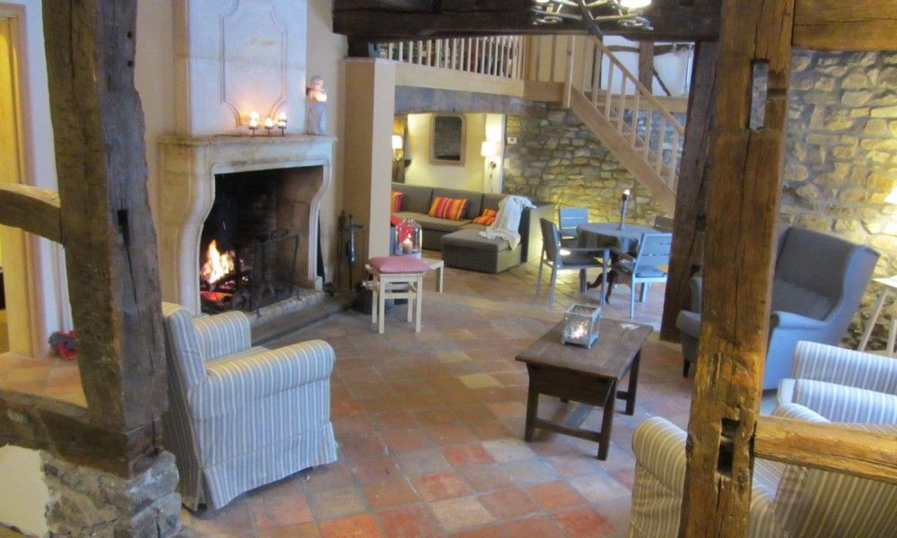 Ruime woonkamer met open haard in Belle Campagne vakantiehuis, Erezee, Ardennen, Belgie.