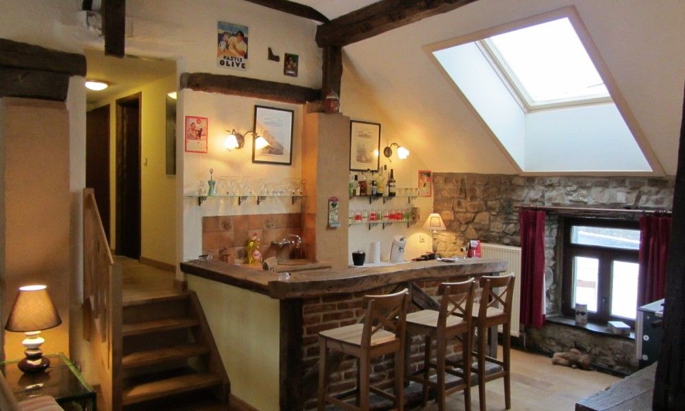 Gezellige bar in Belle Campagne vakantiehuis, Erezee, Ardennen, Belgie, voor ontspannen avonden.