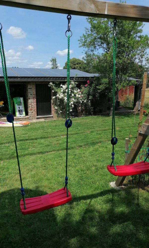 Kindvriendelijke tuin met schommels in Belle Campagne, vakantiehuis in Erezee, Ardennen, Belgie.