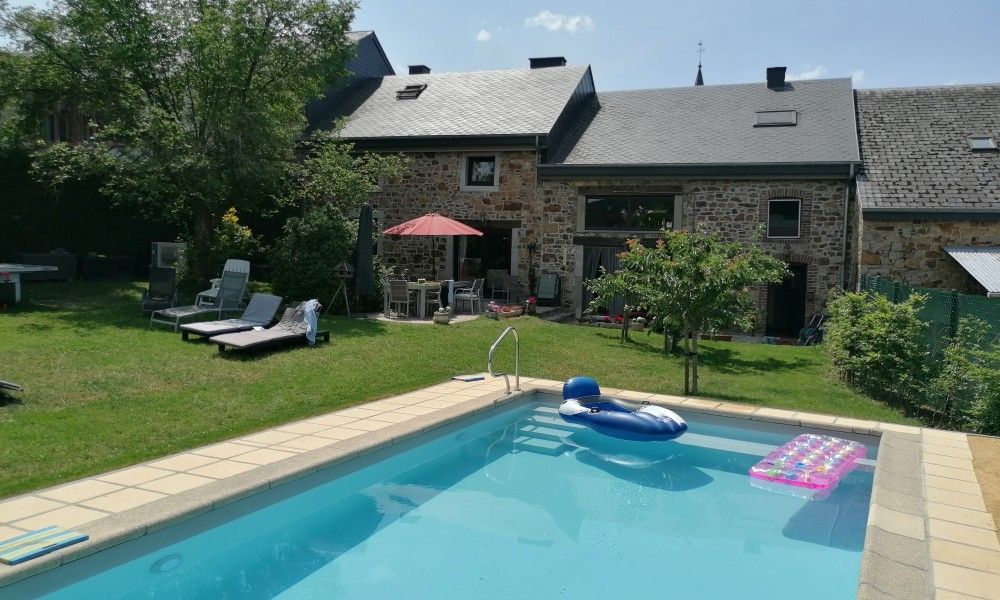 Zonnig terras bij zwembad in Belle Campagne vakantiehuis, Erezee, Ardennen, Belgie.