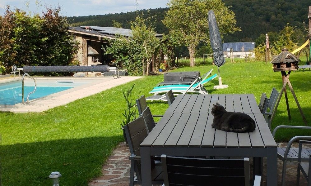 Gezellig terras met uitzicht op zwembad in Belle Campagne, vakantiehuis in Erezee, Ardennen, Belgie.