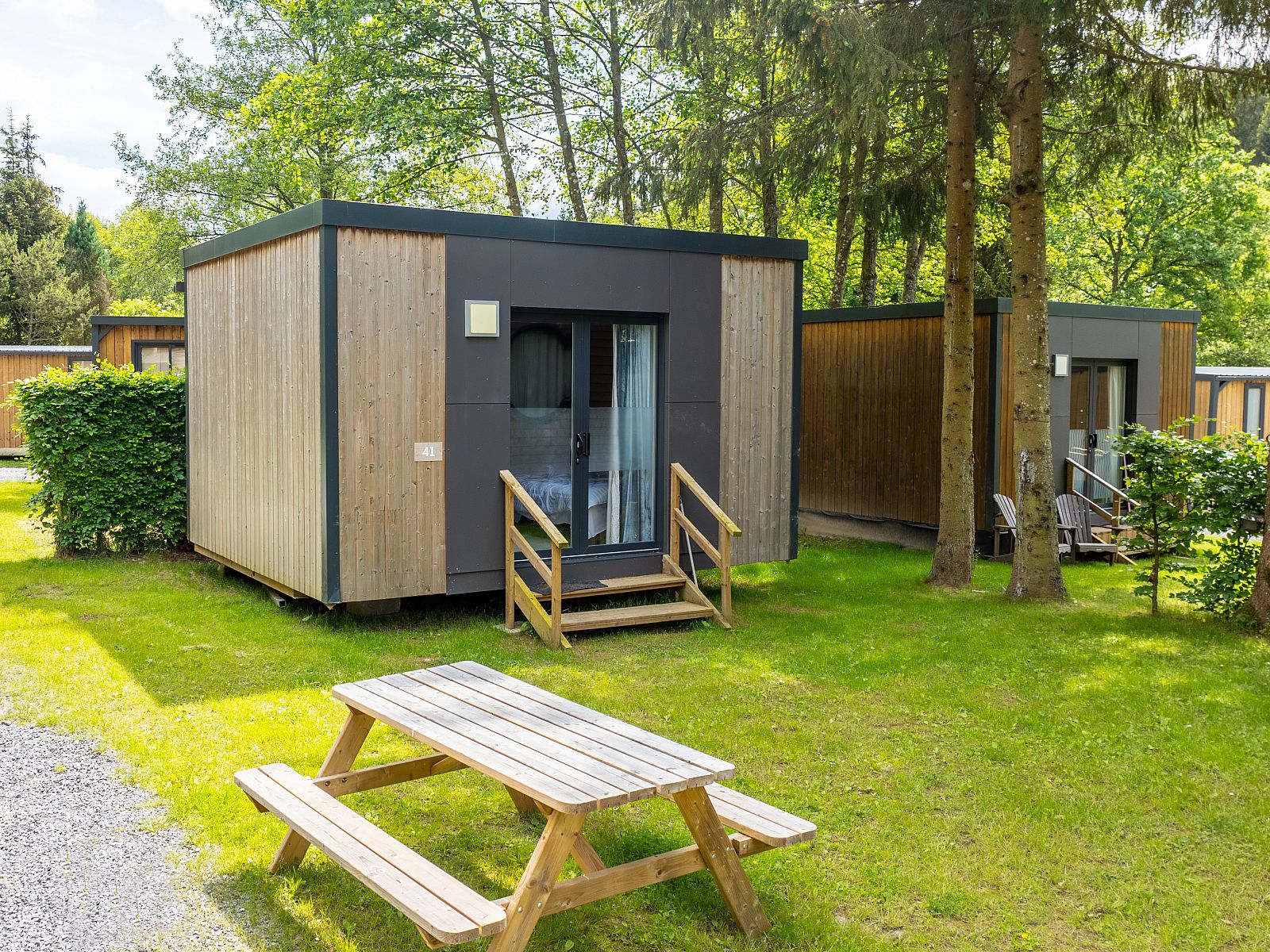 2-persoons lodge | 2B in Poix-Saint-Hubert, Ardennen, Belgie, omringd door natuur met een uitnodigend terras en picknicktafel.