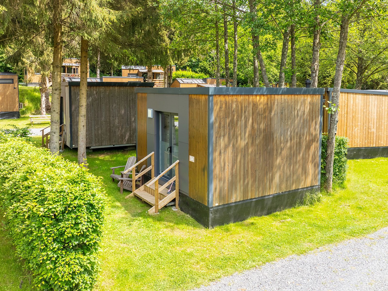 Gezellige 2-persoons lodge 2B in Poix-Saint-Hubert, Ardennen, Belgie, omgeven door groen en rustieke charme.