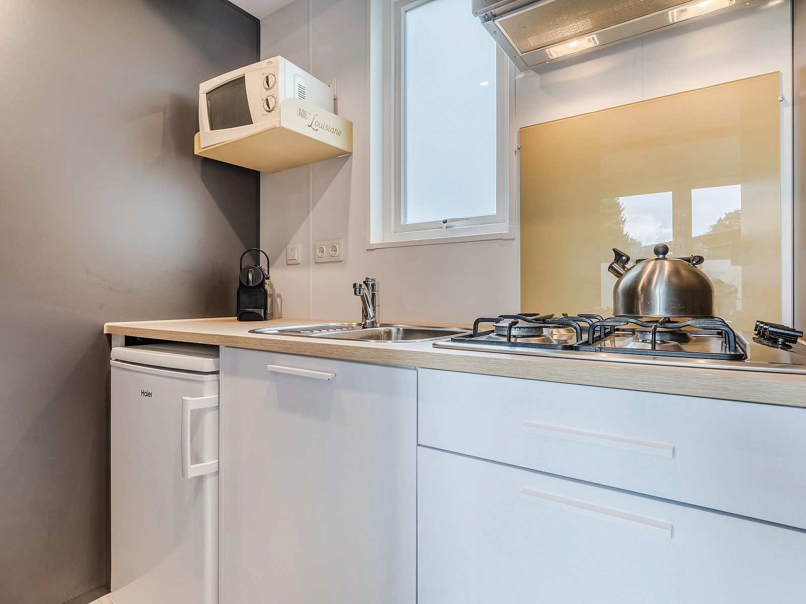 Moderne keuken in 2-persoons lodge 2B, vakantiehuis in Poix-Saint-Hubert, Ardennen, Belgie, met kookplaat en magnetron.