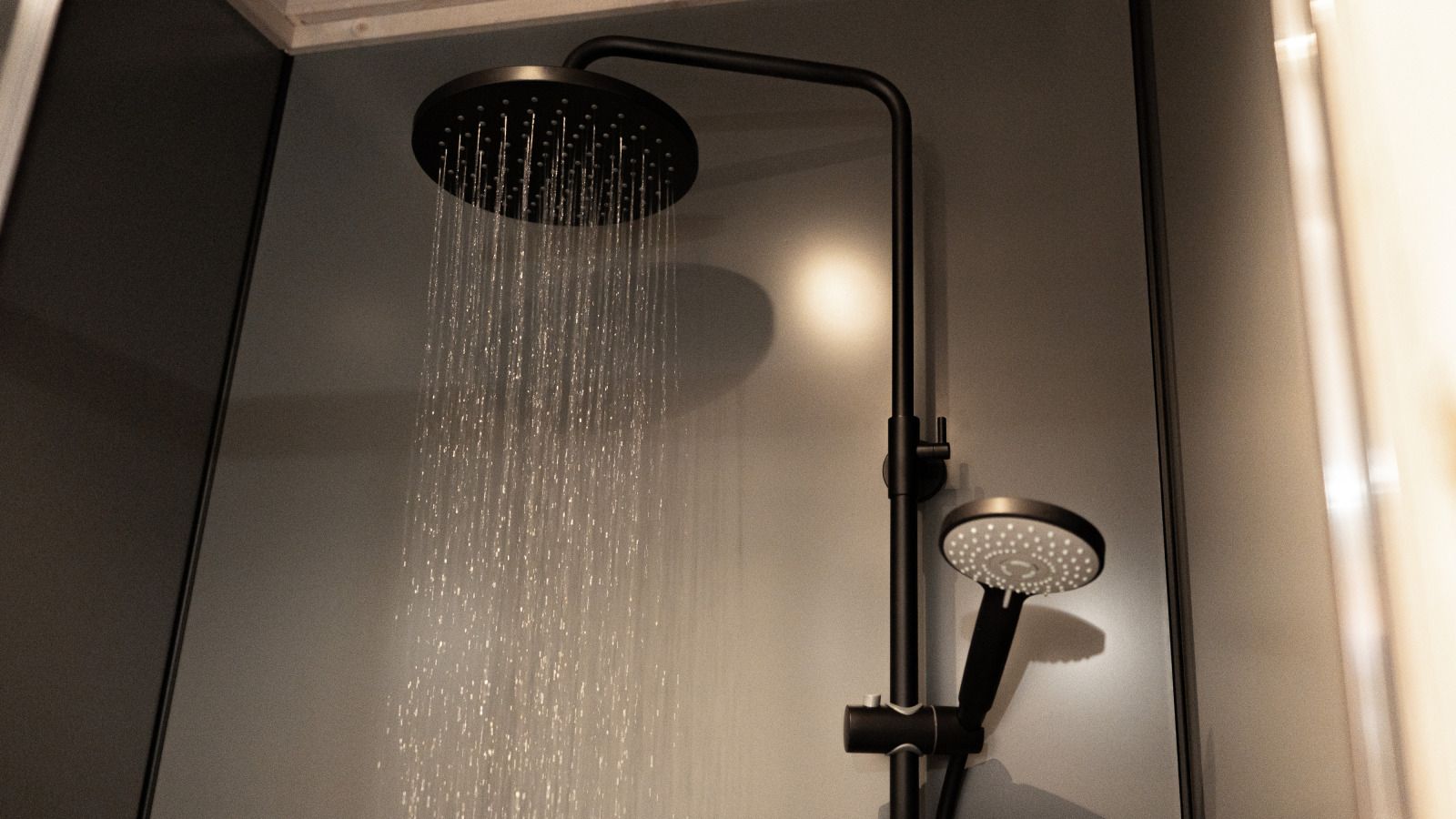 Die moderne Regendusche im Ecolodge I 3 Bedrooms, Ferienhaus in Bouillon, Ardennen, Belgien, bietet luxurioesen Komfort im Badezimmer.