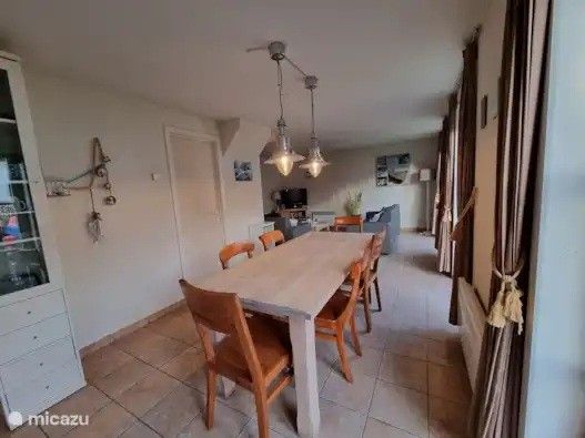 Gezellige eetkamer in Seaside Village huisje 77, vakantiehuis in Vosseslag, De Haan, Belgische kust, met ruime tafel en comfortabele stoelen.