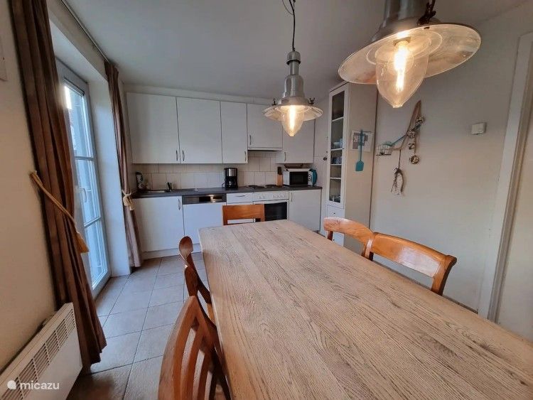 Gezellige keuken van Seaside Village, huisje 77 in Vosseslag, De Haan, Belgische kust. Vakantiehuis met ruime eethoek en moderne voorzieningen.