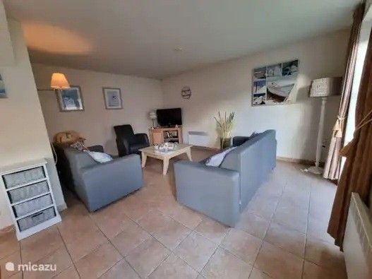 Gezellige woonkamer in Seaside Village, huisje 77, vakantiehuis in Vosseslag, De Haan, Belgische kust, met comfortabele zithoek.