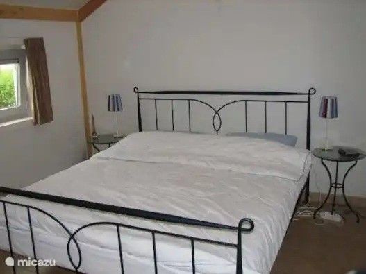 Gezellige slaapkamer in Seaside Village, huisje 77 in Vosseslag, De Haan aan de Belgische kust, met comfortabel tweepersoonsbed.