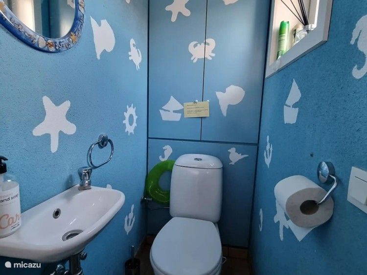 Maritiem ingerichte badkamer van Seaside Village, huisje 77 in Vosseslag, De Haan, Belgische kust. Gezellige vakantiewoning met uniek interieur.