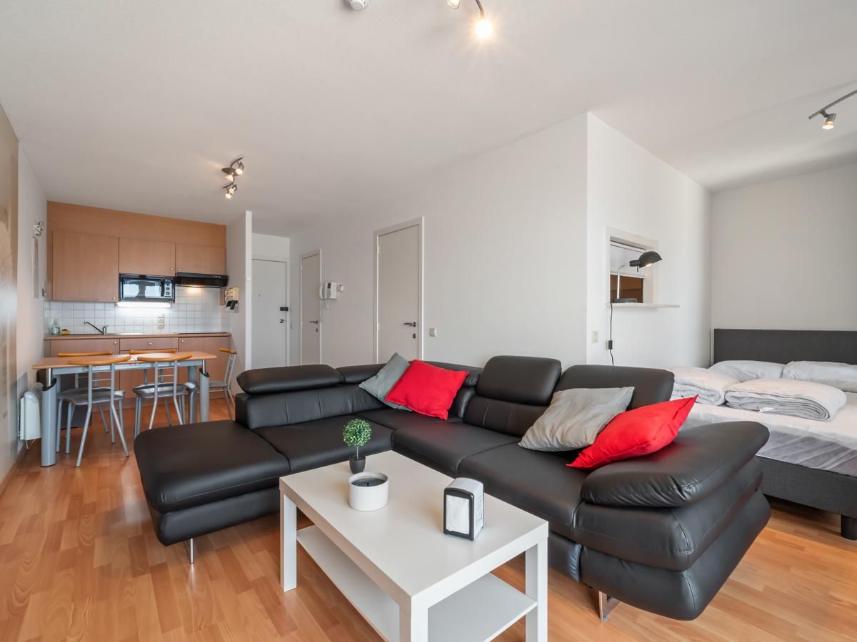 Stijlvolle binnenruimte van Ocean Suites - 1108, vakantiehuis in Blankenberge, Belgische kust, met moderne woonkamer en comfortabele slaapkamer.