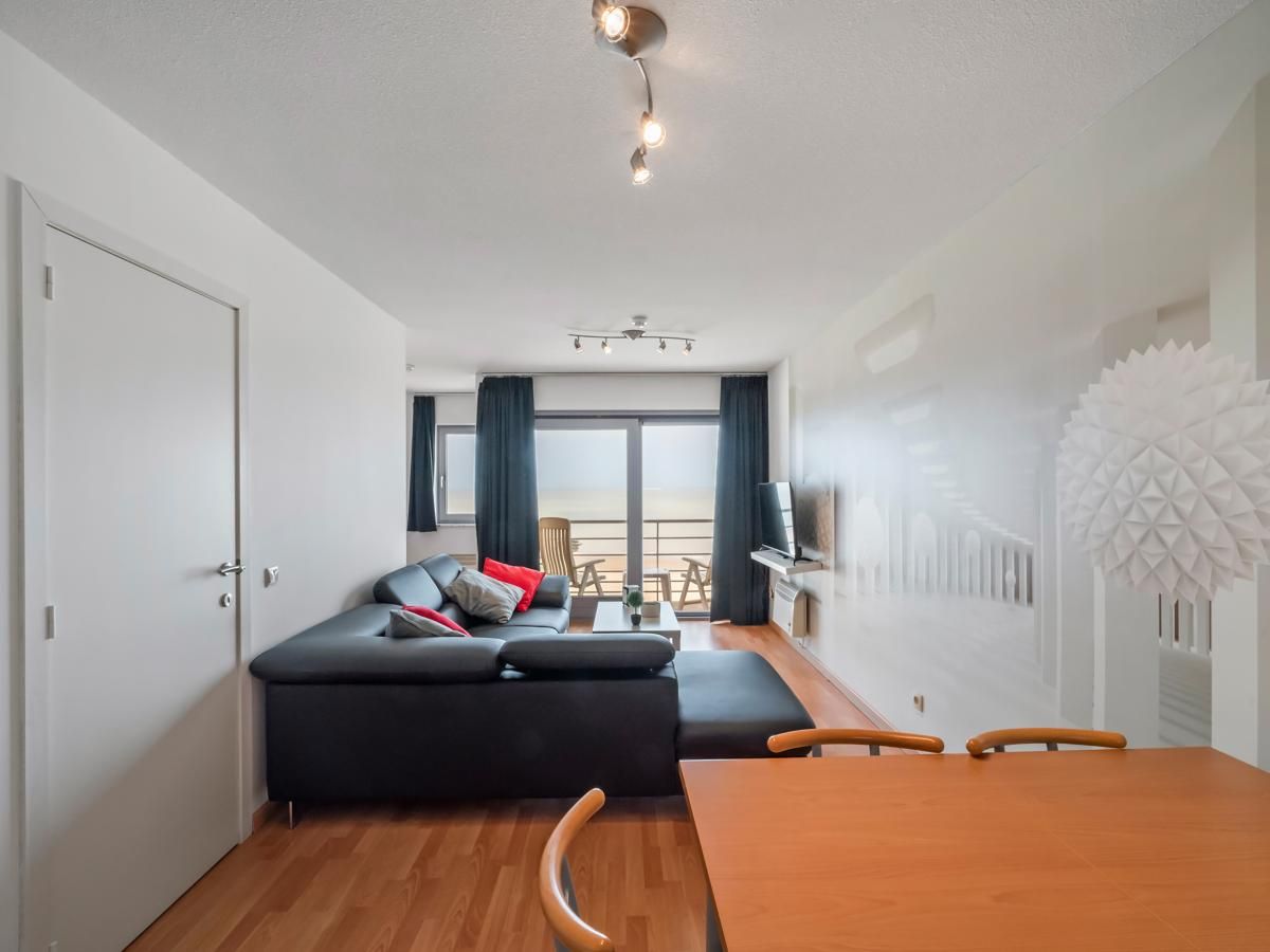 Gezellige woonkamer in Ocean Suites - 1108, vakantiehuis aan de Belgische kust in Blankenberge, met comfortabel interieur en uitzicht op het terras.