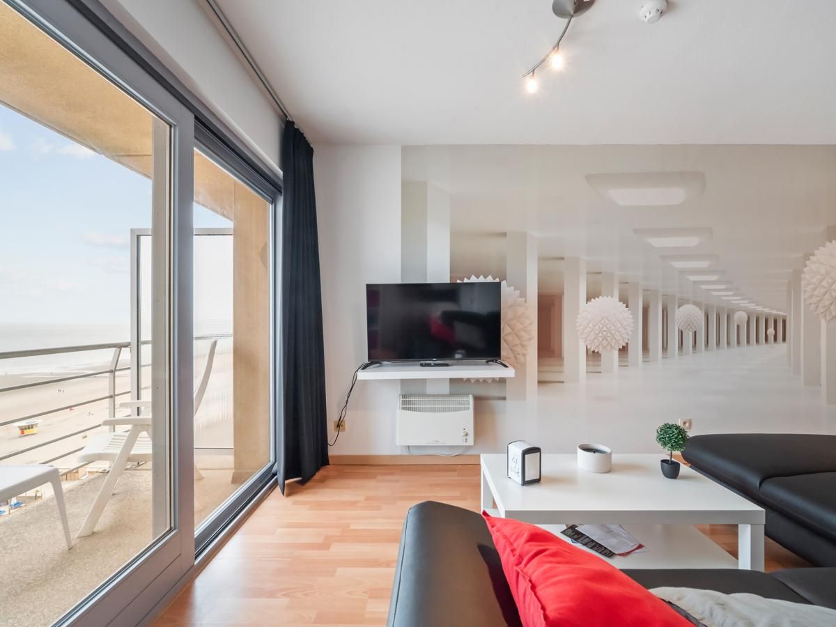 Moderne woonkamer in Ocean Suites - 1108, vakantiehuis aan de Belgische kust in Blankenberge, met uitzicht op zee vanaf het balkon.