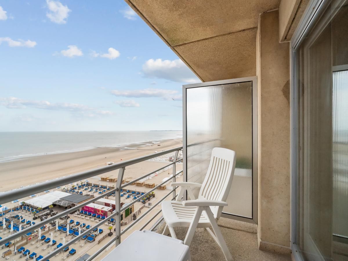 Geniet van het prachtige zeezicht vanaf het balkon van Ocean Suites - 1108, een vakantiehuis aan de Belgische kust in Blankenberge.