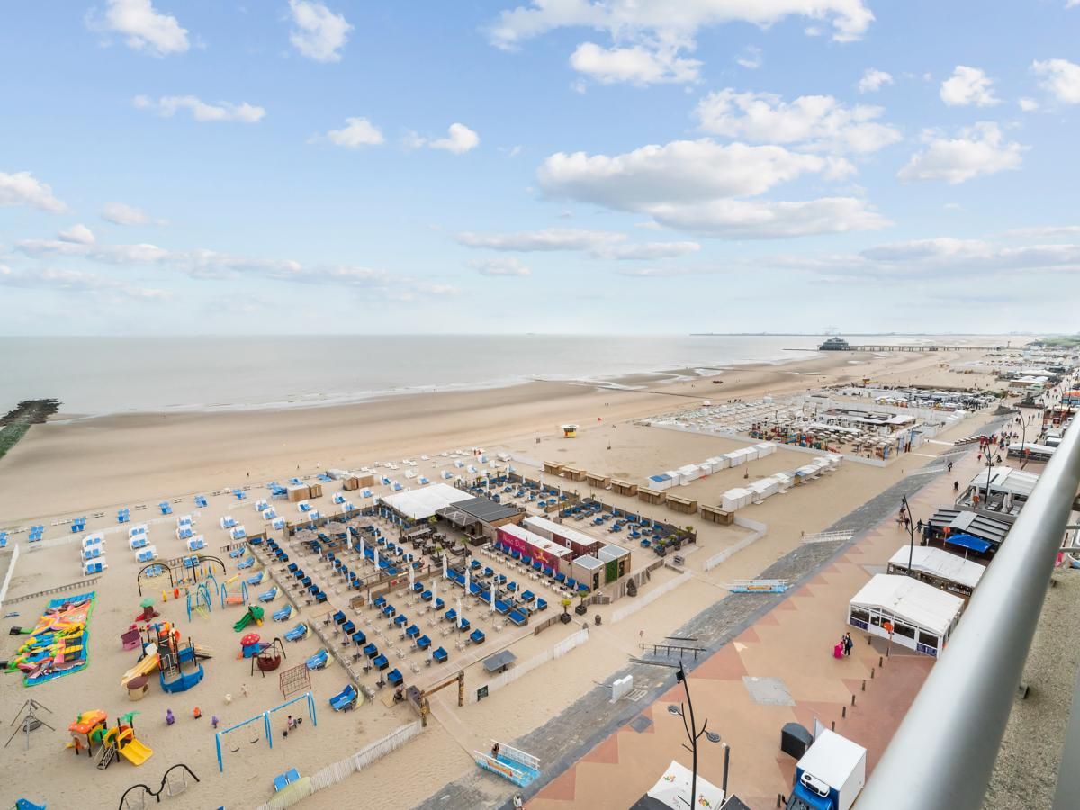 Uitzicht op het strand van Blankenberge vanaf Ocean Suites - 1108, een vakantiehuis aan de Belgische kust met panoramisch zeezicht.