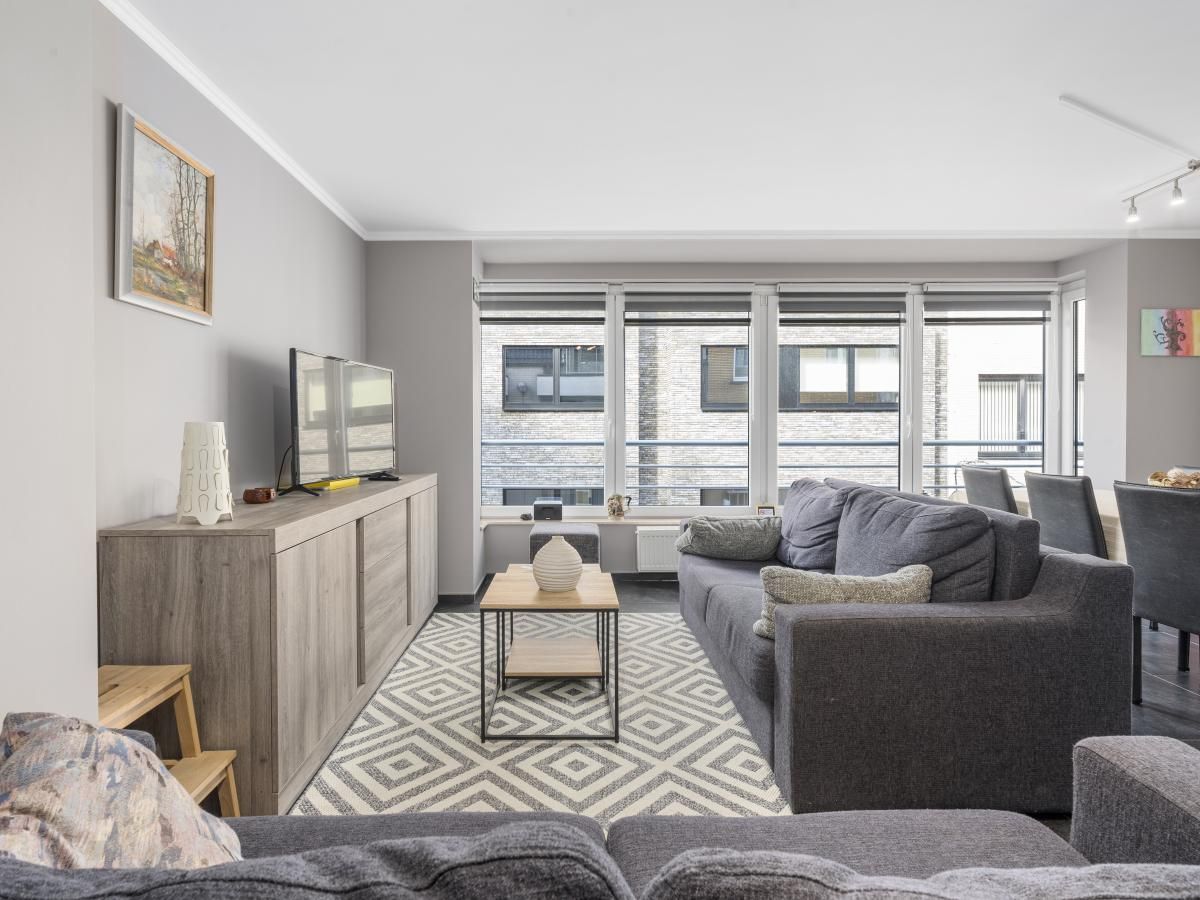 Stijlvolle woonkamer van vakantiehuis Frederic - 0201 in Blankenberge, Belgische kust, met moderne inrichting en veel natuurlijk licht.