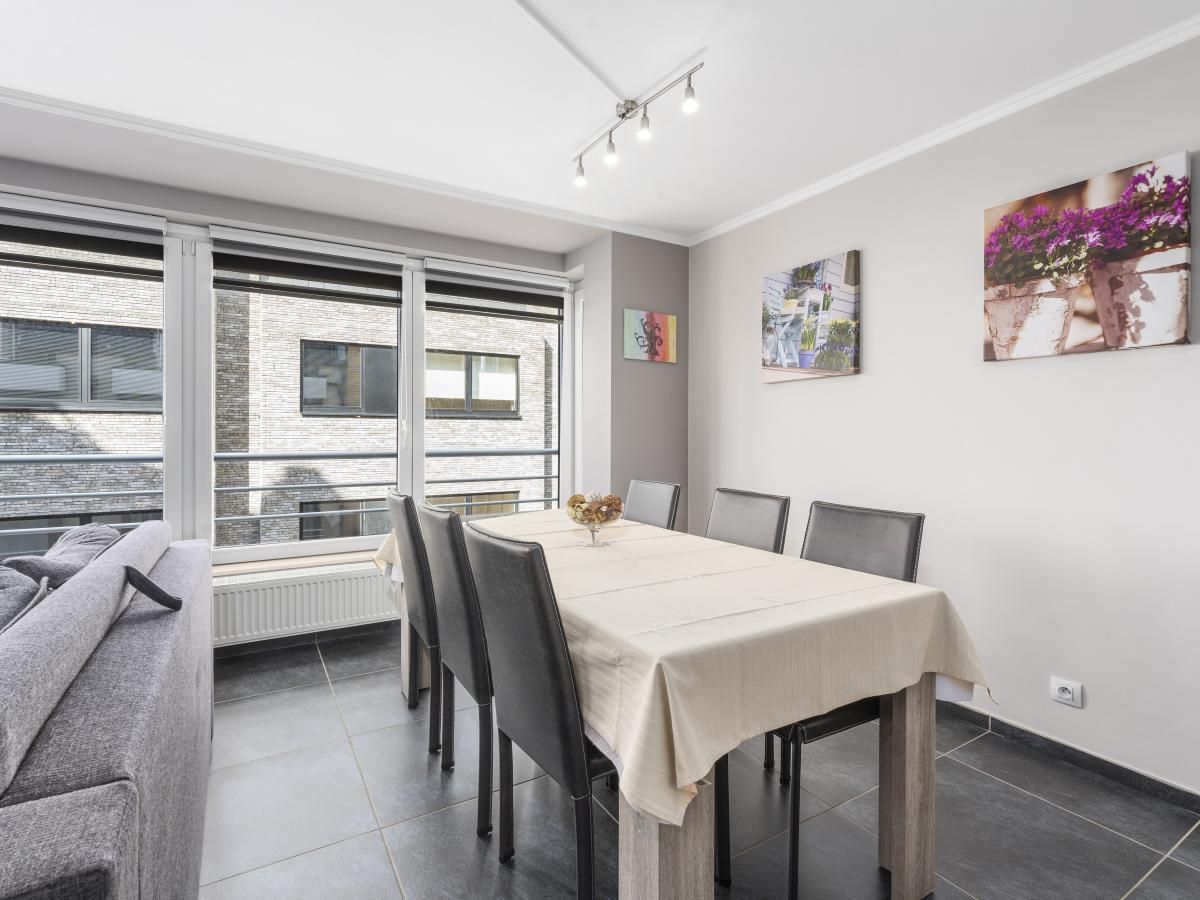 Gezellige woonkamer van vakantiehuis Frederic - 0201 in Blankenberge, Belgische kust, met moderne inrichting en veel daglicht.