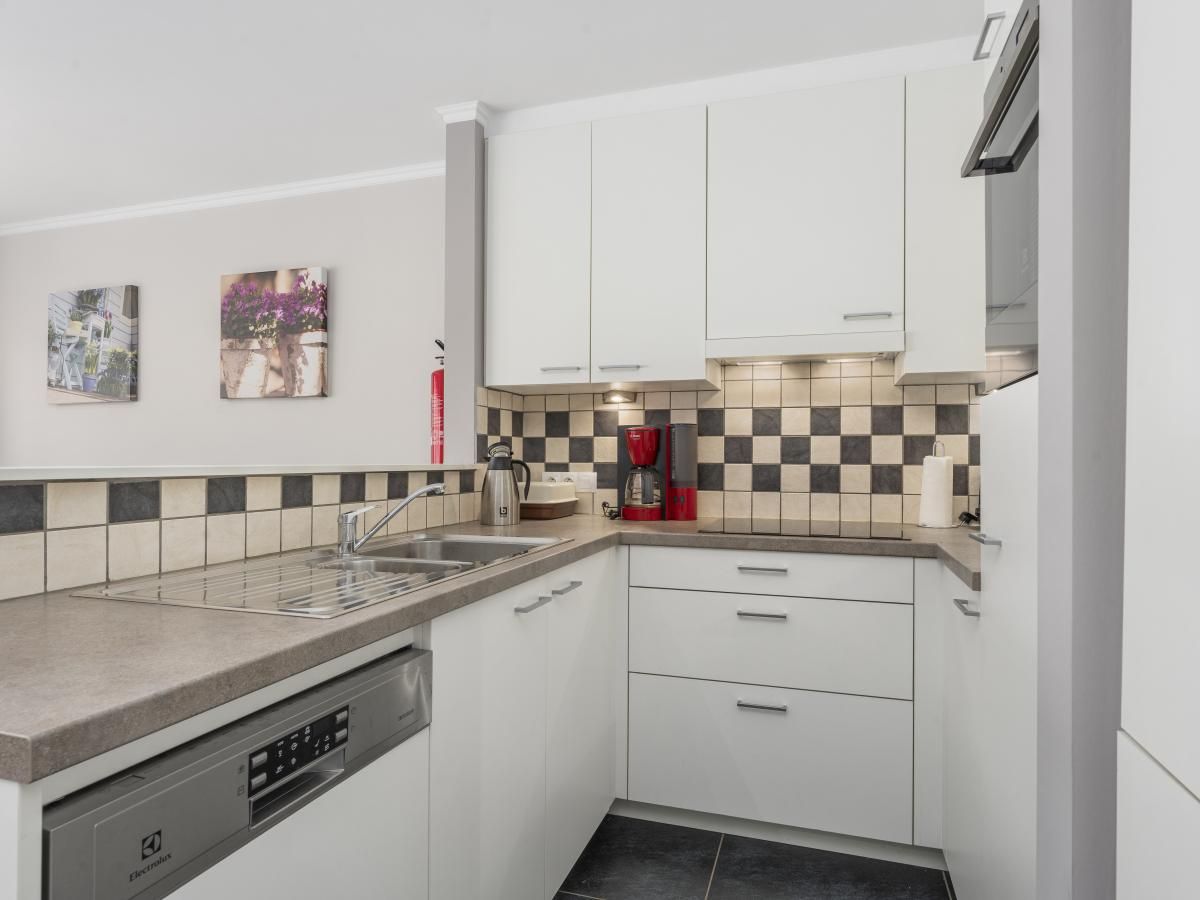 Moderne keuken in vakantiehuis Frederic - 0201, Blankenberge aan de Belgische kust, met stijlvolle inrichting en complete voorzieningen.