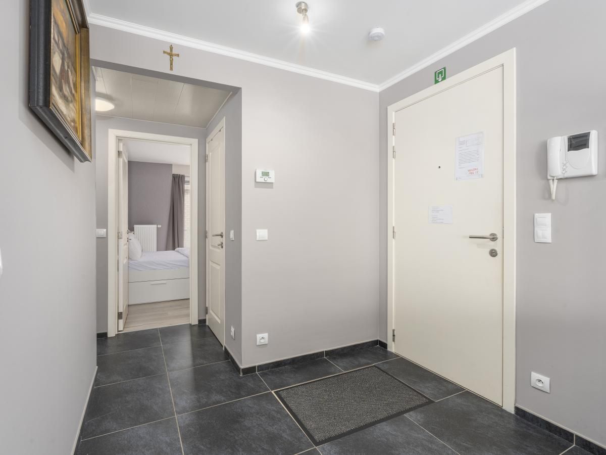 Inkomhal van vakantiehuis Frederic - 0201 in Blankenberge, Belgische kust, met moderne inrichting en toegang tot de slaapkamer.