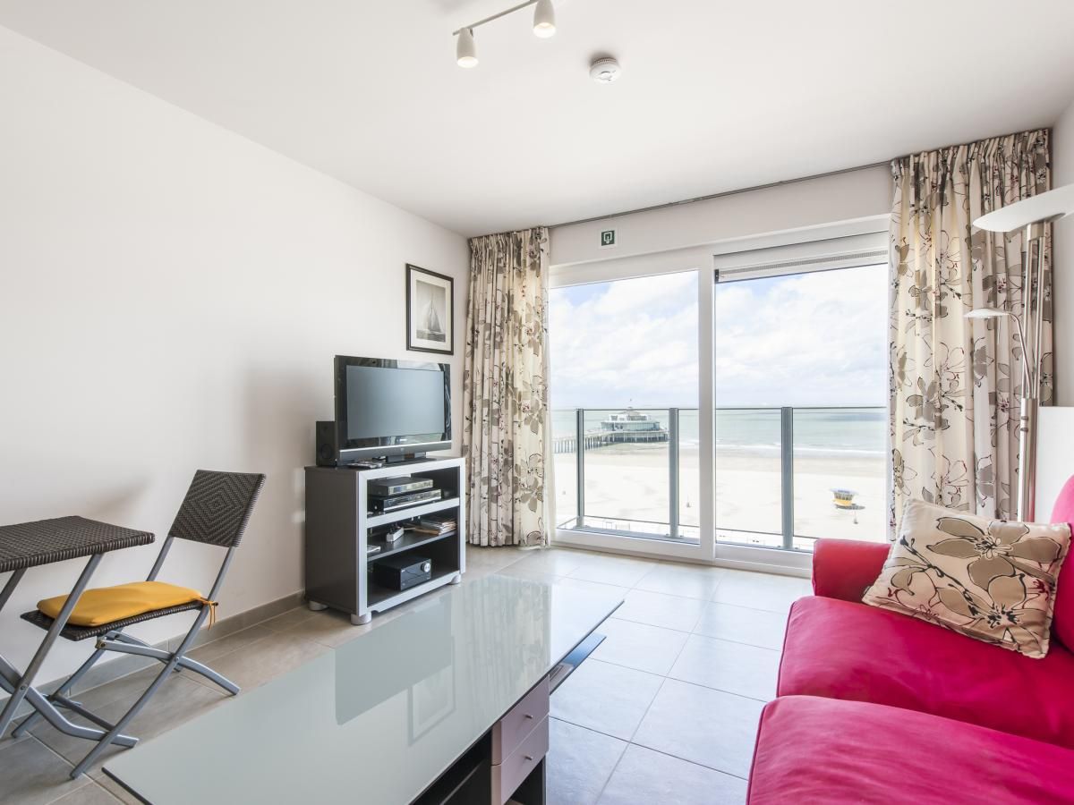Gezellige woonkamer in Ter Duinen - 0601, vakantiehuis in Blankenberge, Belgische kust, met prachtig uitzicht op zee en moderne voorzieningen.