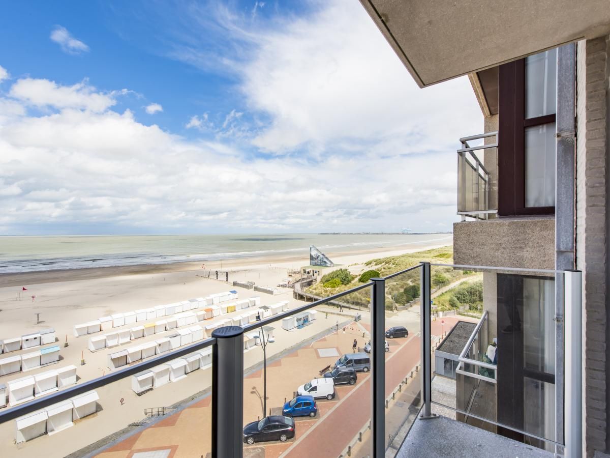 Adembenemend uitzicht vanaf het balkon van vakantiehuis Ter Duinen - 0601 in Blankenberge, Belgische kust met zee en strand.