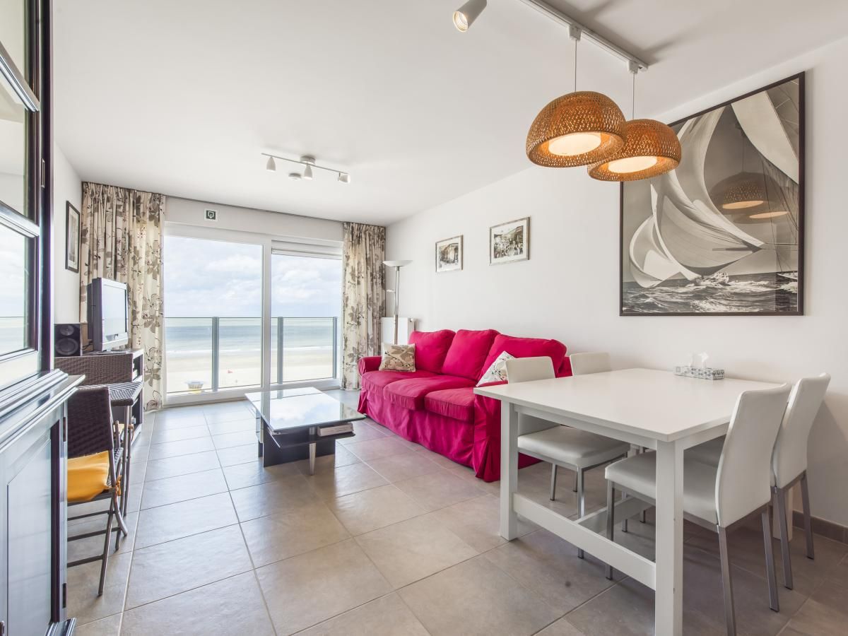 Lichte woonkamer van vakantiehuis Ter Duinen - 0601 in Blankenberge, Belgische kust, met zeezicht en moderne inrichting.