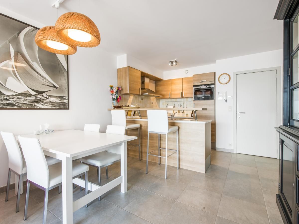 Moderne keuken en eetruimte in vakantiehuis Ter Duinen - 0601, Blankenberge, Belgische kust, ideaal voor een ontspannen verblijf.