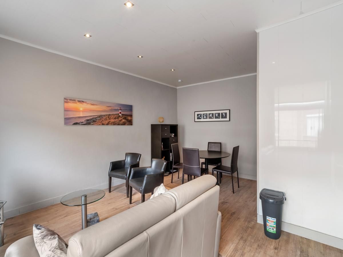 Gezellige woonkamer in vakantiehuis Ijzerstraat - 52, Blankenberge, Belgische kust, met moderne inrichting en comfortabele zithoek.