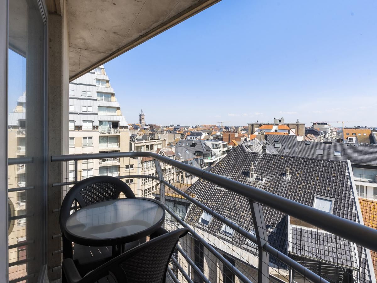 Geniet van een panoramisch uitzicht op de stad Blankenberge vanaf het balkon van Ocean Suites - 714, een vakantieappartement aan de Belgische kust.