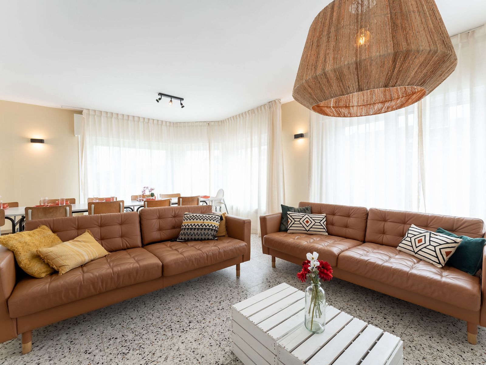 Stijlvolle woonkamer in Vakantiehuis Wanderlust Belgium met comfortabele banken, gelegen in Blankenberge aan de Belgische kust.