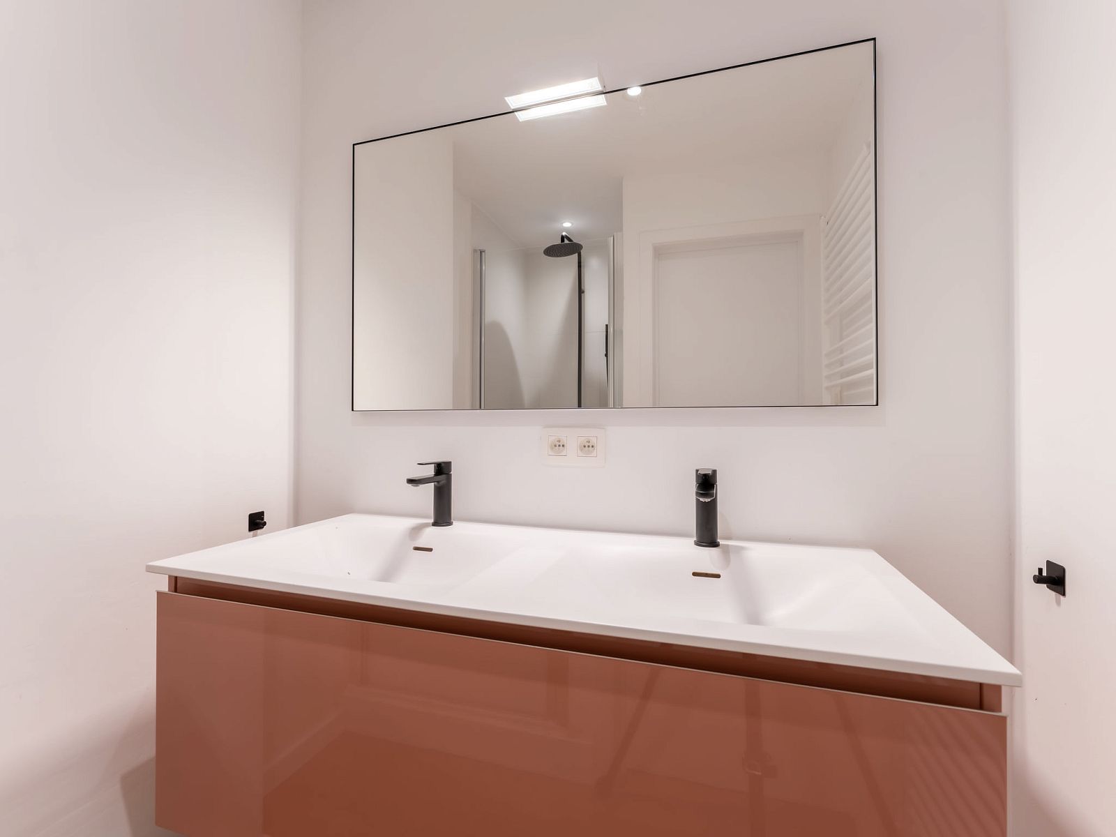 Moderne badkamer in Vakantiehuis Wanderlust Belgium with parking, Blankenberge, Belgische kust, met stijlvolle dubbele wastafel.