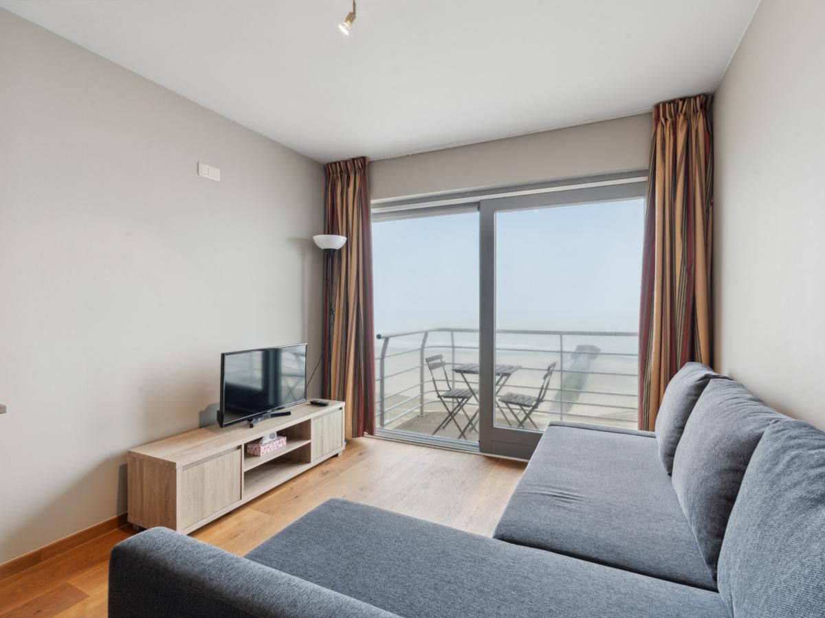 Lichte woonkamer van Ocean Suites - 1004 in Blankenberge, Belgische kust. Vakantiehuis met balkon en zeezicht voor een ontspannen verblijf.