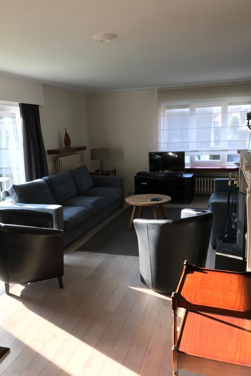 Gezellige woonkamer in Appartement fur 4 Personen und 1 Kind in Knokke-Heist, Belgische kust, met comfortabele zithoek en veel natuurlijk licht.