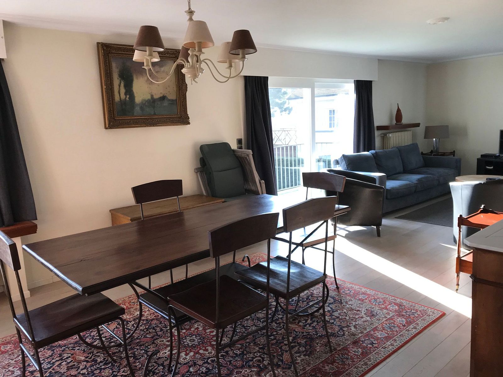 Stijlvolle woonkamer in Appartement fur 4 Personen und 1 Kind in Knokke-Heist, Belgische kust, met elegante meubels en veel natuurlijk licht.